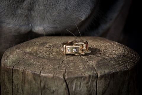 Buckle Ring - 9ct Gold - Thin - 3 Diamonds
